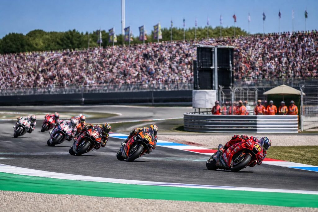 découvrez le programme complet, les horaires et le direct du moto gp assen 2025. suivez toutes les courses et ne manquez aucune étape de cet événement incontournable.