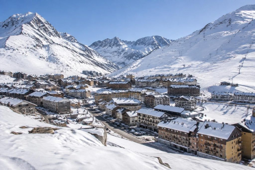 découvrez l’altitude du pas de la case, ses particularités, son village et sa station de ski au cœur des pyrénées, en andorre.