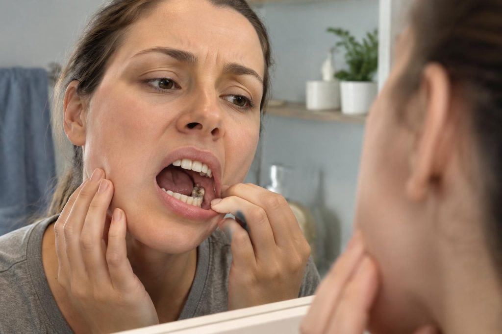 sensibilité au chaud, au froid ou au sucre, douleur dentaire : découvrez les premiers symptômes d’une carie et quand consulter un dentiste.